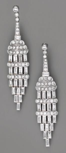 PAIRE DE PENDANTS D'OREILLES géométriques articulée en platine et or gris serti de diamants taille baguette et brillant alterné