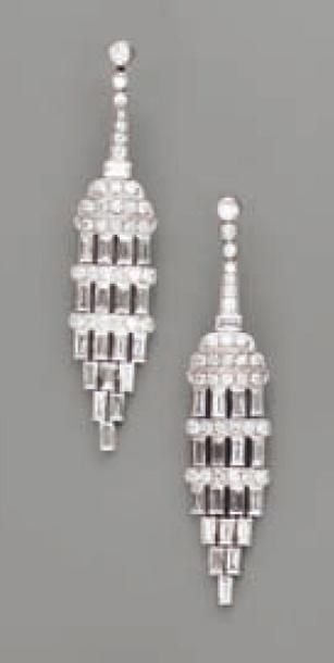Paire de PENDANTS D'OREILLES géométriques articulée en platine et or gris serti de diamants taille baguette et brillant alterné