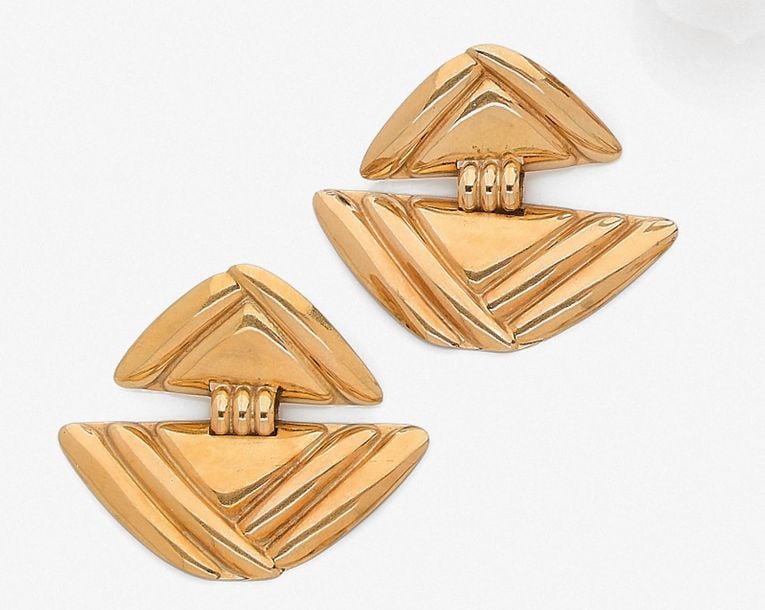 •Paire de PENDANTS d'OREILLES géométriques articulés en or jaune (750‰) godronn