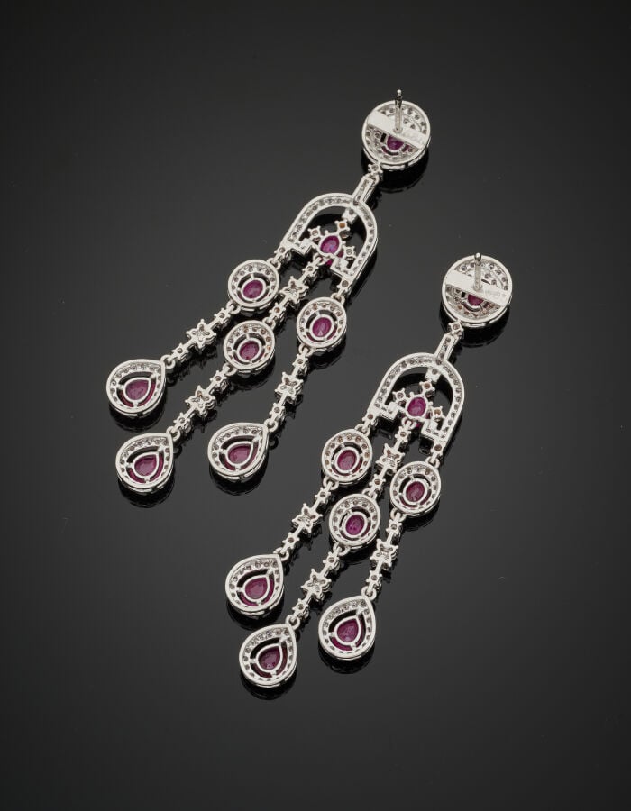 Paire de PENDANTS d'OREILLES "géométriques" en or gris (585‰) 14 carats, articu…