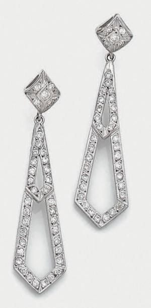 PAIRE de PENDANTS D'OREILLES «géométriques» en or gris (750 millièmes) ajouré, pavé de diamants taille brillan