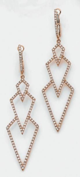 PAIRE de PENDANTS D'OREILLES «géométriques» en or rose (750 millièmes) ajouré serti de diamants taille brillan