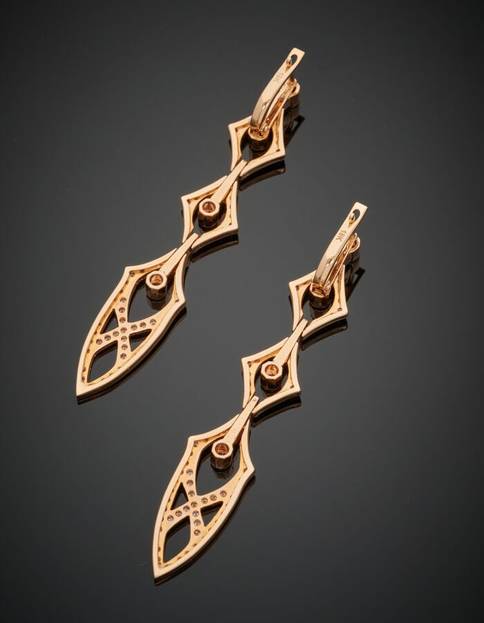 Paire de PENDANTS d'OREILLES "géométriques" or rose (750‰) ajouré, serti de dia…