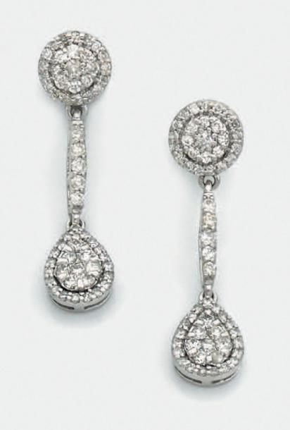 PAIRE de PENDANTS D'OREILLES «gouttes» en or gris (750 millièmes) articulé et pavé de diamants taille brillan