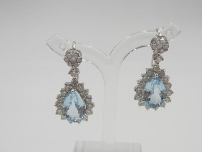 PAIRE de PENDANTS D'OREILLES «gouttes» en or gris (750 millièmes) serti de diamants taille brillant retenant un aigue-marine de forme poire dans un entourage de diamant