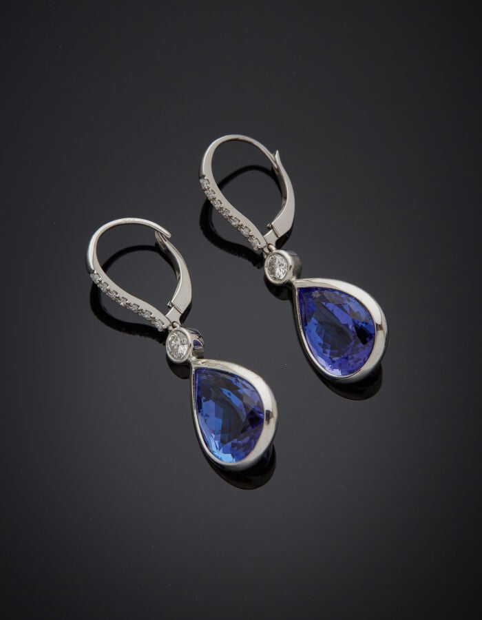 Paire de PENDANTS d'OREILLES "gouttes" en or gris (750‰) serti de diamants tail…