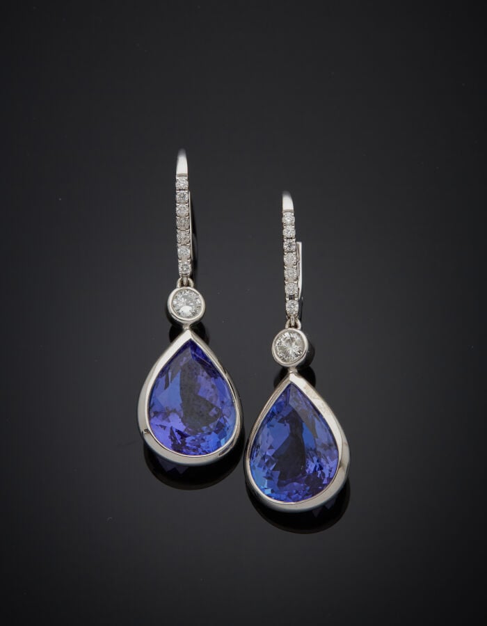 Paire de PENDANTS d'OREILLES "gouttes" en or gris (750‰) serti de diamants tail…