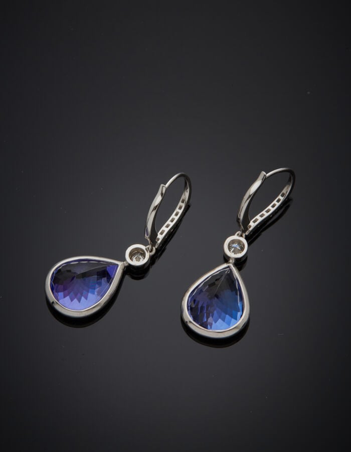 Paire de PENDANTS d'OREILLES "gouttes" en or gris (750‰) serti de diamants tail…