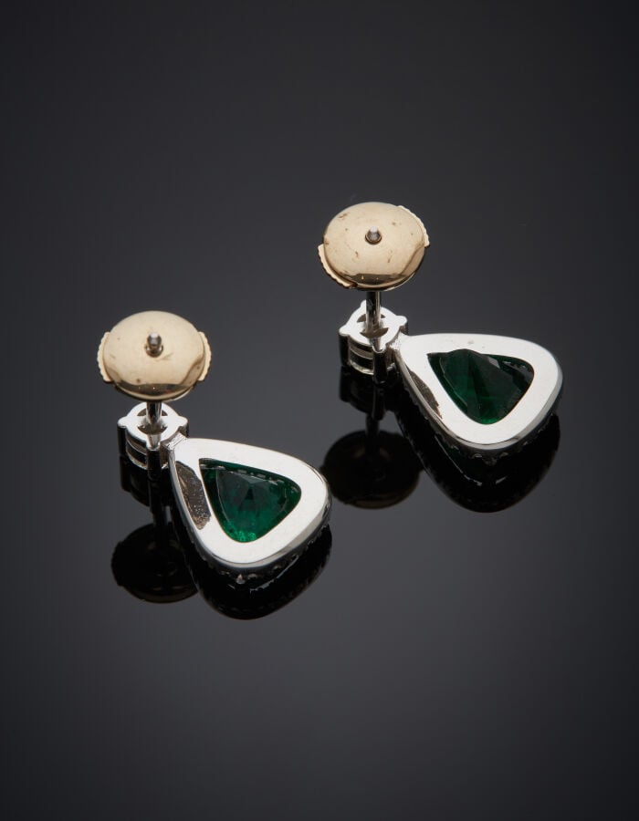 Paire de PENDANTS d'OREILLES "gouttes" en or gris (750‰) serti de diamants tail…