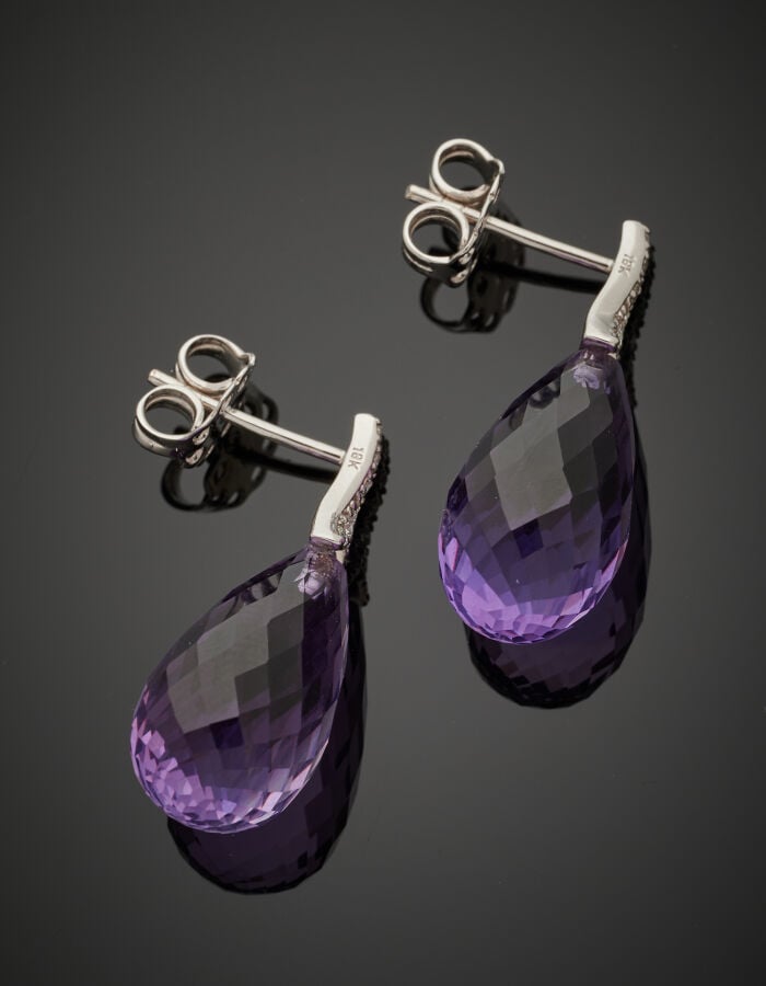 Paire de PENDANTS d'OREILLES "gouttes" en or gris (750‰) serti de diamants tail…