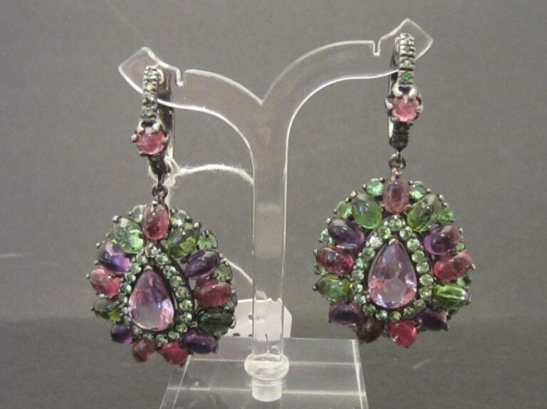 PAIRE DE PENDANTS D'OREILLES «gouttes» en or jaune (750 millièmes) et argent (mi