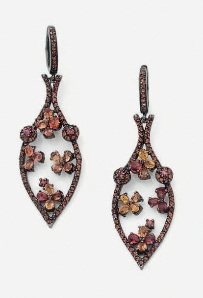 PAIRE de PENDANTS D'OREILLES «gouttes» en or jaune (750 millièmes) et argent noirci (925 millièmes) ajouré serti de saphirs jaunes, oranges et roses, à motifs de fleurette