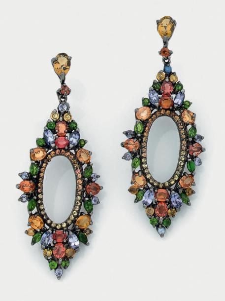 PAIRE de PENDANTS D'OREILLES «gouttes» en or jaune (750 millièmes) et argent noirci (925 millièmes) ajouré au centre d'un motif ovale souligné et entouré de saphirs orange et jaunes, tanzanites et péridots, surmonté d'une citrine de forme oval