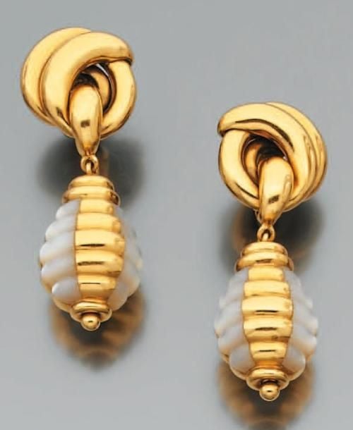 PAIRE DE PENDANTS D'OREILLES «gouttes» en or jaune et nacre godronné