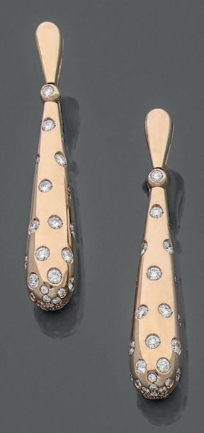 PAIRE de PENDANTS D'OREILLES «gouttes», modèle «Gocce», en or rose (750 millièmes) orné de diamants taille brillan