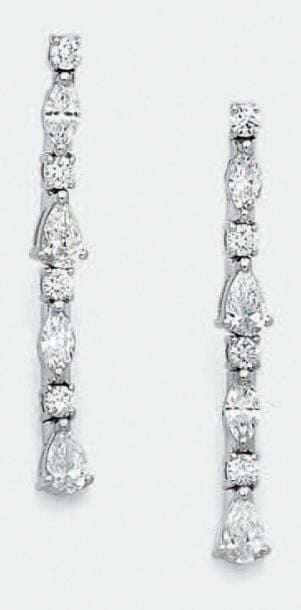 PAIRE de PENDANTS D'OREILLES «lignes» en or gris (750 millièmes) serti de diamants taille brillant, navette et poire alterné