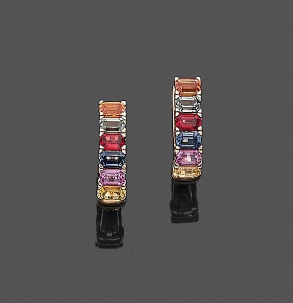 •Paire de PENDANTS d'OREILLES or rose (750‰) serti de six saphirs calibrés, en dégradé de couleu