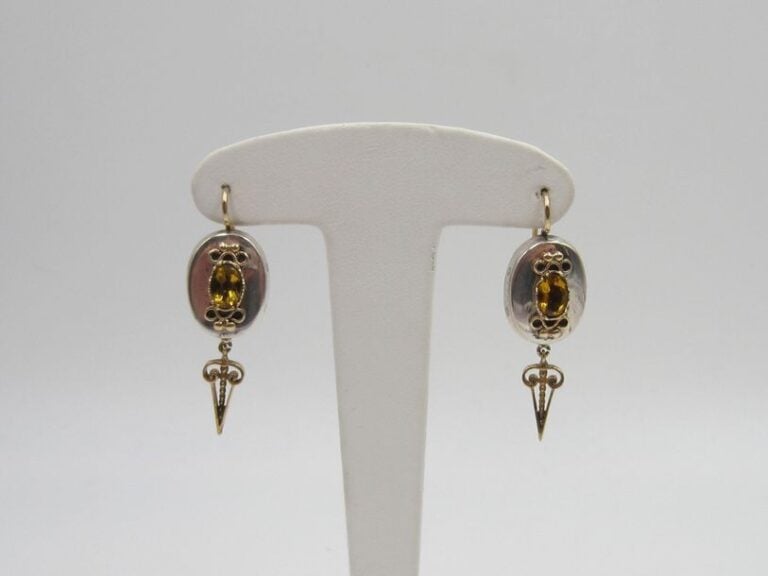 Paire de PENDANTS d'OREILLES ovales «dormeuse» en or jaune (375 millièmes) 9 carats et argent (mi