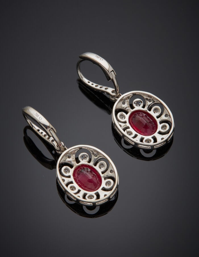 Paire de PENDANTS d'OREILLES ovales en or gris (750‰) finement ajouré, serti d'…