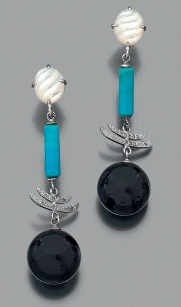 PAIRE DE PENDANTS D'OREILLES «pagodes» en or gris 9 carats (375 millièmes) serti de nacre godronnée, retenant un bâtonnet de turquoise (reconstituée), perle d'onyx et diamants 8/