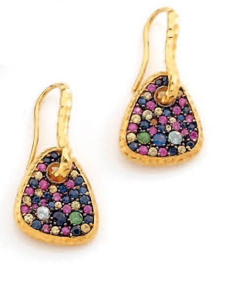 Paire de PENDANTS D'OREILLES « palettes » en or jaune martelé serti de pierres précieuses de couleu