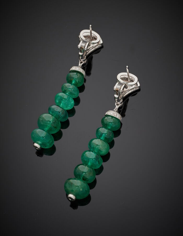 Paire de PENDANTS d'OREILLES "palmettes" en or gris (750‰) pavé de diamants et…