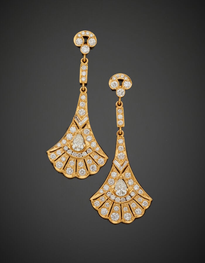 Paire de PENDANTS D'OREILLES "palmettes" en or jaune (750‰) serti de diamants t…