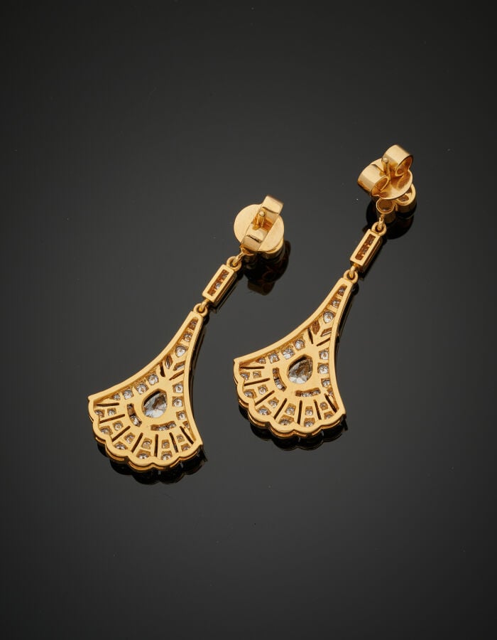 Paire de PENDANTS D'OREILLES "palmettes" en or jaune (750‰) serti de diamants t…