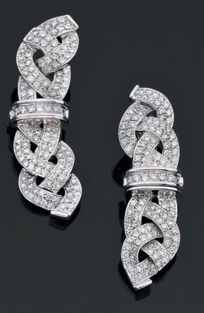PAIRE DE PENDANTS D'OREILLES tressés, détachables en or gris ajouré serti de diamants taille brillan