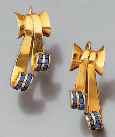 PAIRE DE PENDANTS D'OREILLES «volutes» en or jaune à motif de noeuds stylisés terminés par des alignements de saphirs calibré