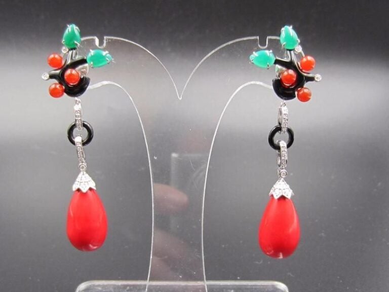 PAIRE de PENDANTS D’OREILLES « branche stylisée » en or gris (750 millièmes) ajouré, orné d’onyx, agate verte et rouge de forme poire cabochon et boule et terminée en goutte, rehaussé de diamants taille brillan