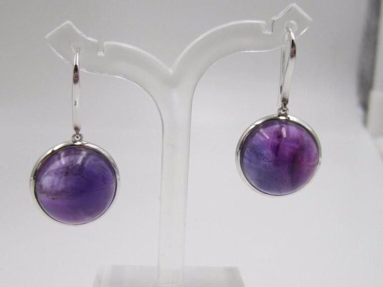 PAIRE de PENDANTS D’OREILLES circulaire en or gris (750 millièmes) retenant une améthyste cabocho