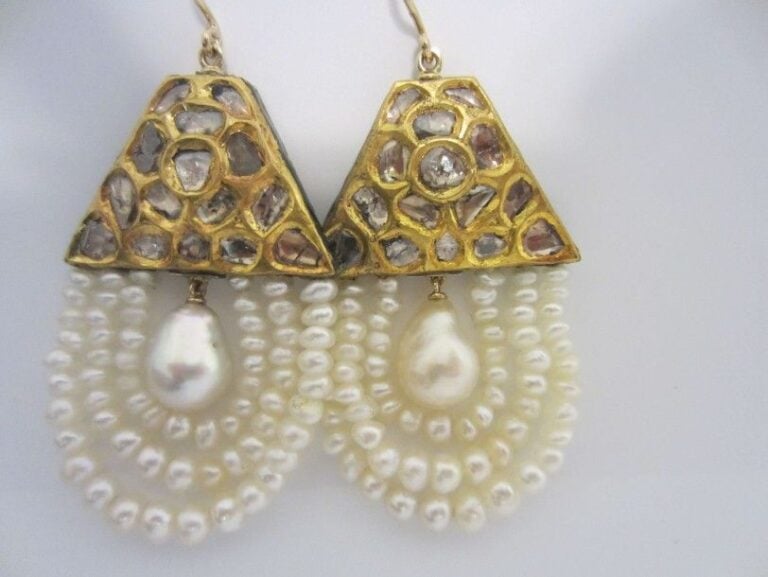 PAIRE DE PENDANTS D?OREILLES composé d?un élément en or jaune (750 millièmes) pyramidal, double face, orné d?émail translucide polychrome d?un coté, et de diamants de l?autre, retenant trois rangs de perles fines et une perle baroque plus important