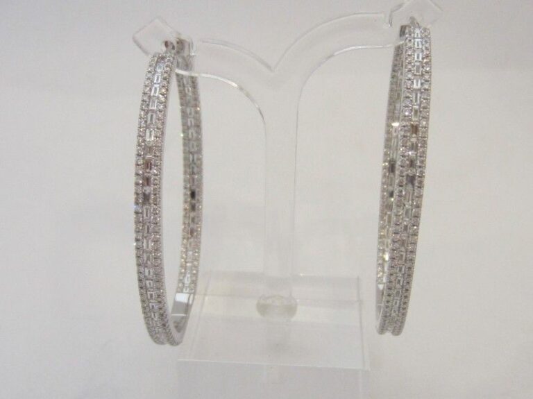 PAIRE de PENDANTS D’OREILLES « créoles » de forme ovale, en or gris (750 millièmes) serti d’un alignement de diamants baguettes souligné de diamants taille brillan