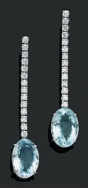 Paire de PENDANTS DOREILLES en or gris 14 carats (585 millièmes) articulé serti d'un alignement de diamants taille brillant retenant une aigue-marine de forme oval