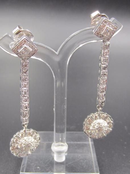 PAIRE de PENDANTS D’OREILLES en or gris (750 millièmes) à motifs géométriques serti de diamants taille princesse et taille brillan