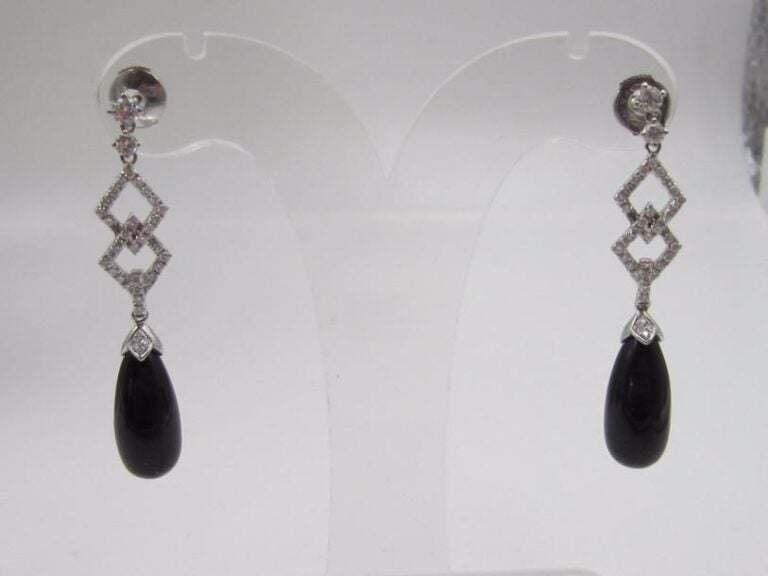 PAIRE de PENDANTS D’OREILLES en or gris (750 millièmes) ajouré à motifs de losanges serti de diamants taille brillant retenant une goutte d’ony