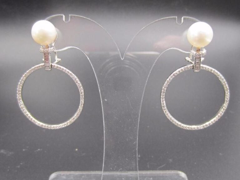 PAIRE de PENDANTS D’OREILLES en or gris (750 millièmes) ajouré orné d’une perle de culture blanche et diamants baguettes retenant un anneau serti de diamants taille brillan