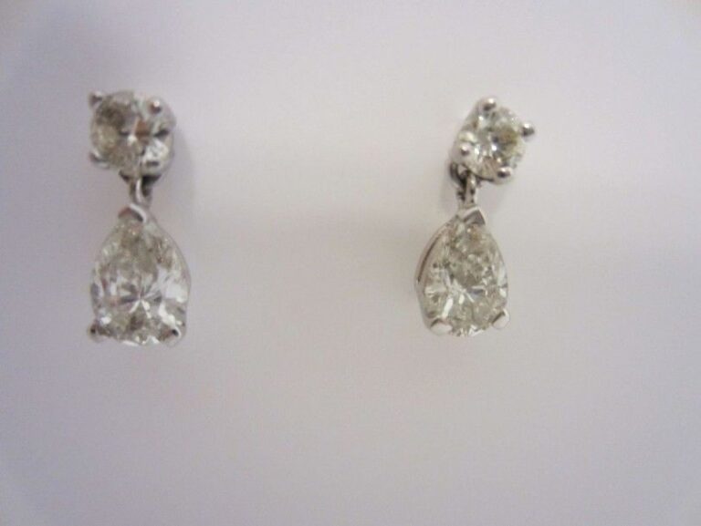 PAIRE DE PENDANTS D?OREILLES en or gris (750 millièmes) serti de diamants taille brillant et taillé en poir