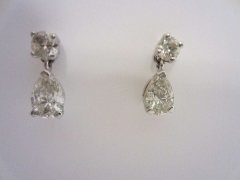 PAIRE DE PENDANTS D?OREILLES en or gris (750 millièmes) serti de diamants taille brillant et taillé en poir