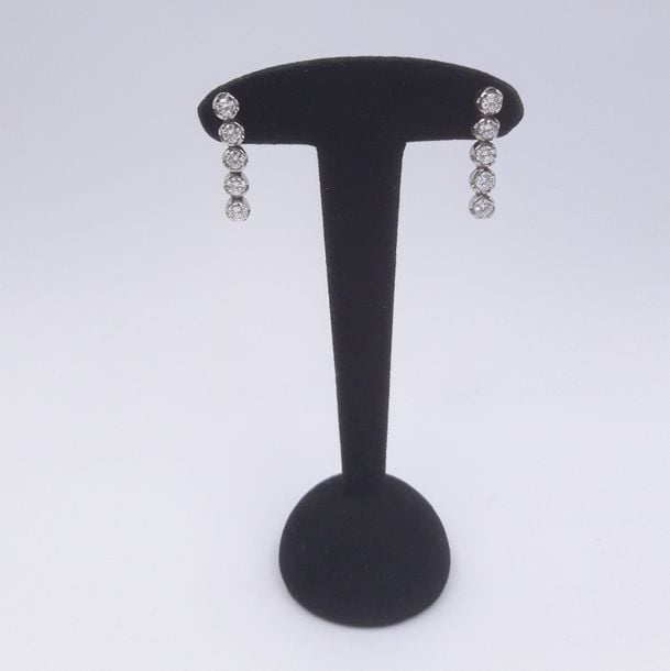 Paire de PENDANTS D’OREILLES en or gris (750 millièmes) serti d’un alignement articulé de diamants taille brillan