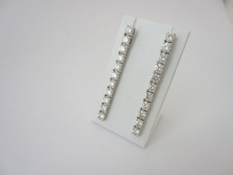 PAIRE DE PENDANTS D?OREILLES en or gris (750 millièmes) serti d?un alignement de onze diamants taille brillan