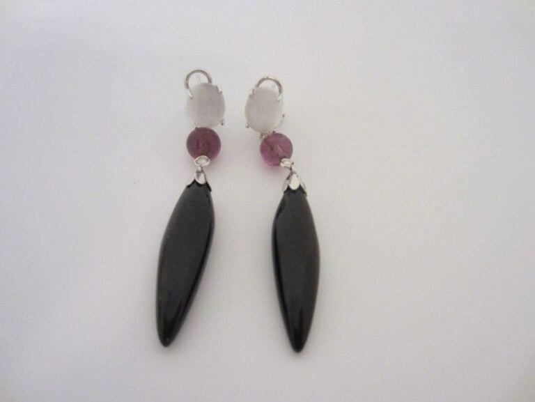 PAIRE de PENDANTS D?OREILLES en or gris (750 millièmes) serti d?un cabochon ovale de pierre de lune, petits diamants, perle d?améthyste, et retenant en papille une navette en ony