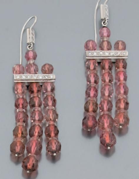 PAIRE DE PENDANTS D?OREILLES en or gris serti d?alignements de diamants taille brillant retenant trois rangs de perles facettées de tourmalines rose