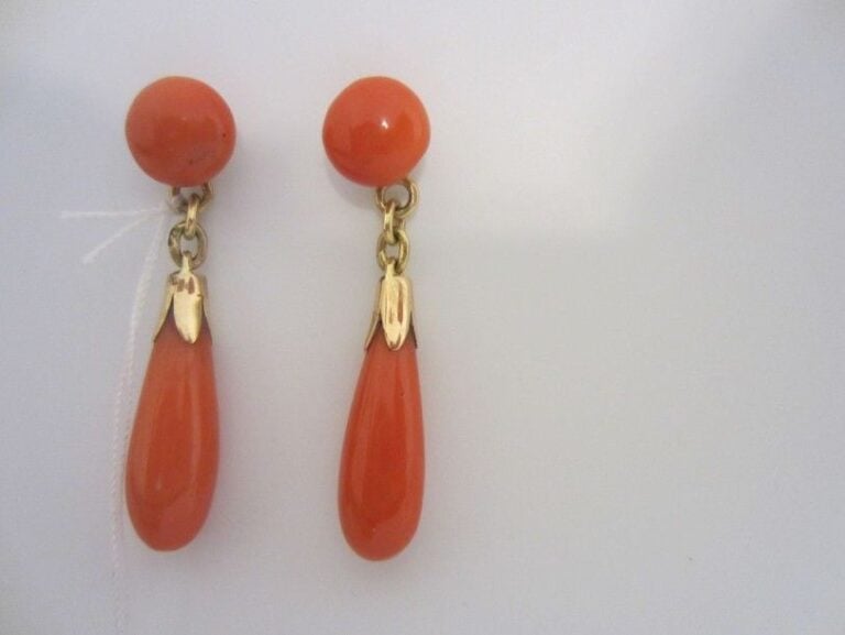 PAIRE DE PENDANTS D’OREILLES en or jaune serti de boutons et gouttes de corail (fèles