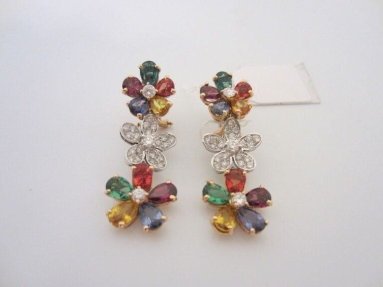 PAIRE de PENDANTS D?OREILLES en or rose et or gris (750 millièmes) composé de trois fleurs en chute serti de diamants tailles brillant, saphirs et saphirs de couleur