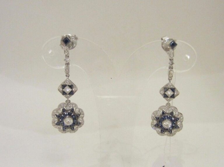 PAIRE de PENDANTS D’OREILLES « fleurettes » en or gris (750 millièmes) serti de diamants taille brillant et saphirs ronds et calibrés, à motifs géométrique