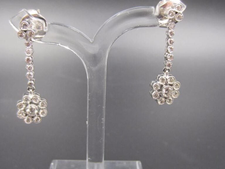 PAIRE de PENDANTS D’OREILLES « fleurettes » en or gris (750 millièmes) serti de diamants taille brillan
