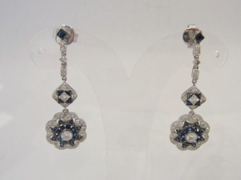 PAIRE de PENDANTS D’OREILLES « fleurettes » en or gris (750 millièmes) serti de diamants taille brillant et saphirs ronds et calibrés, à motifs géométrique