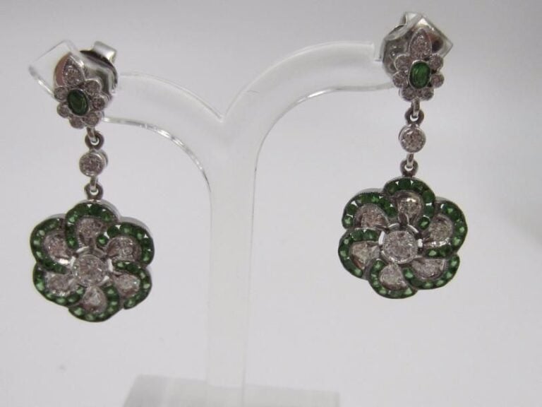 PAIRE de PENDANTS D’OREILLES « fleurs » en or gris (750 millièmes) serti de grenats tsavorites et diamants taille brillant dont un, au centre, plus importan